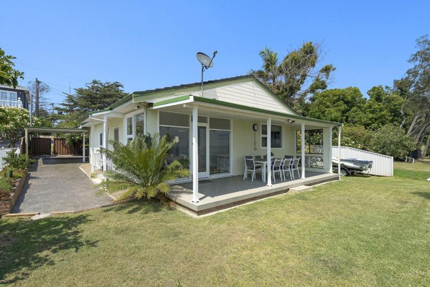 Toukley Lakefront House,Toukley