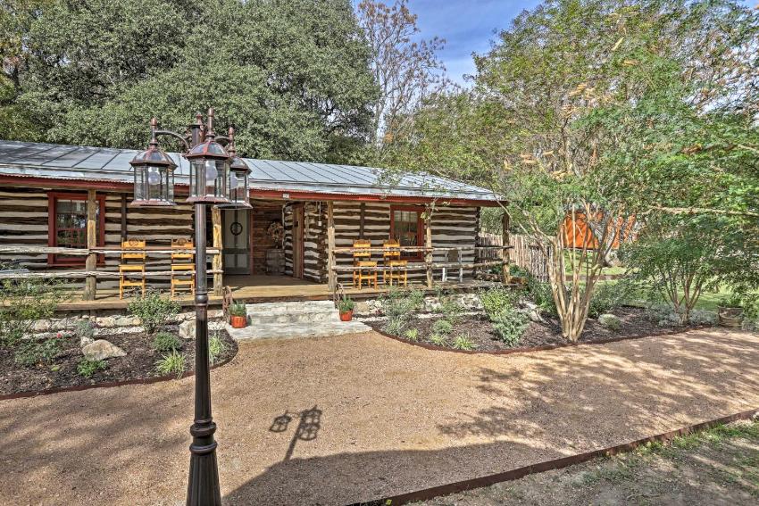Custom Texas Cabin Studio - 5 Min to Gruene Hall