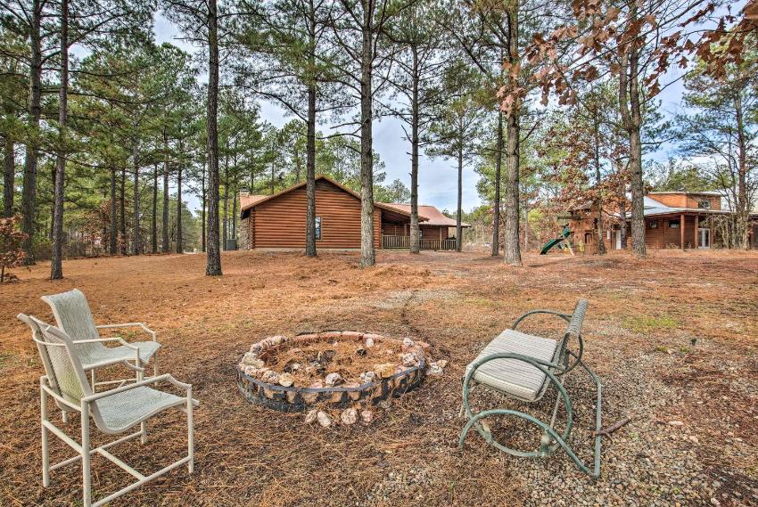 Lavish Cabin Hot Tub and Deck, Near Broken Bow Lake