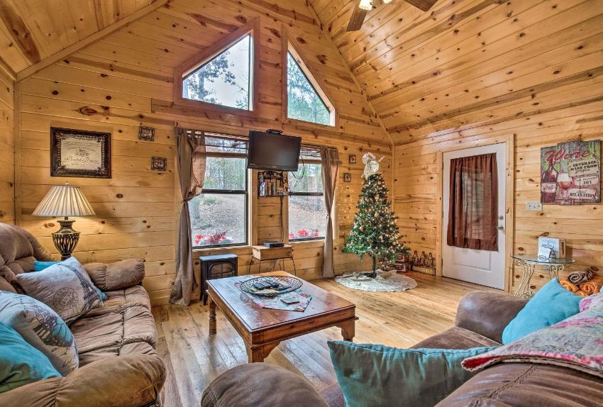 Broken Bow Cabin with Hot Tub and Fire Pit By Lake