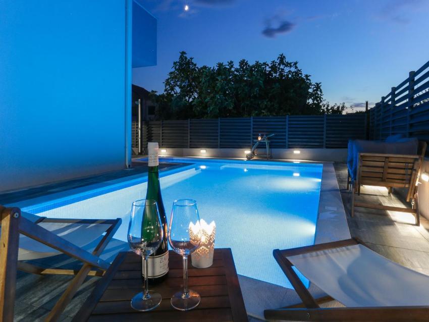 Holiday Home Grey Dream with Heated Pool