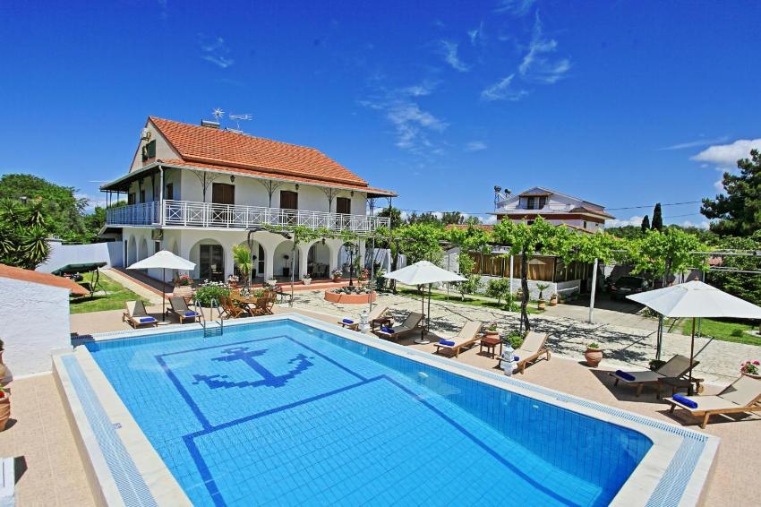 Villa Paradiso: Near beach, superb pool and garden