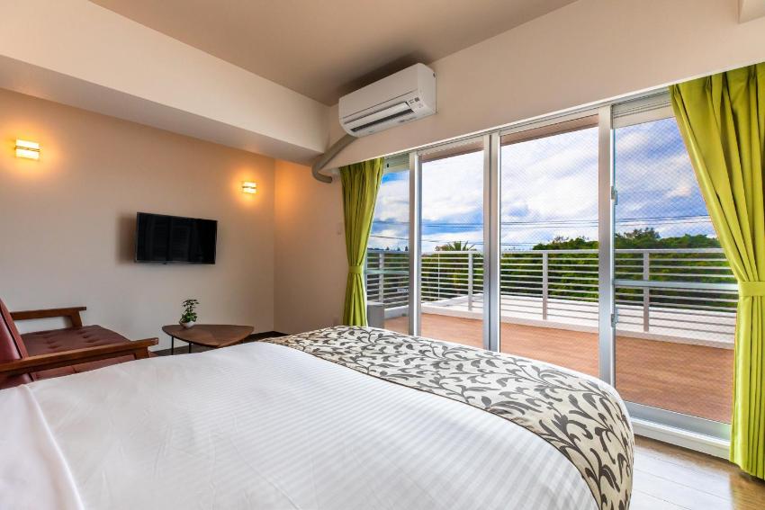 Mr KINJO 万座ビーチ前