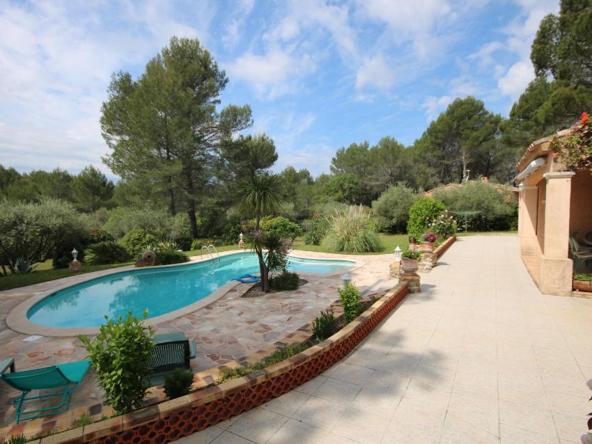 Charming Villa in Salernes France with Parking Space