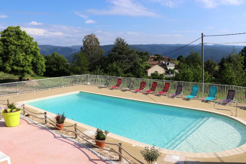 Chalet de 3 chambres avec piscine partagee jardin et wifi a Gravieres