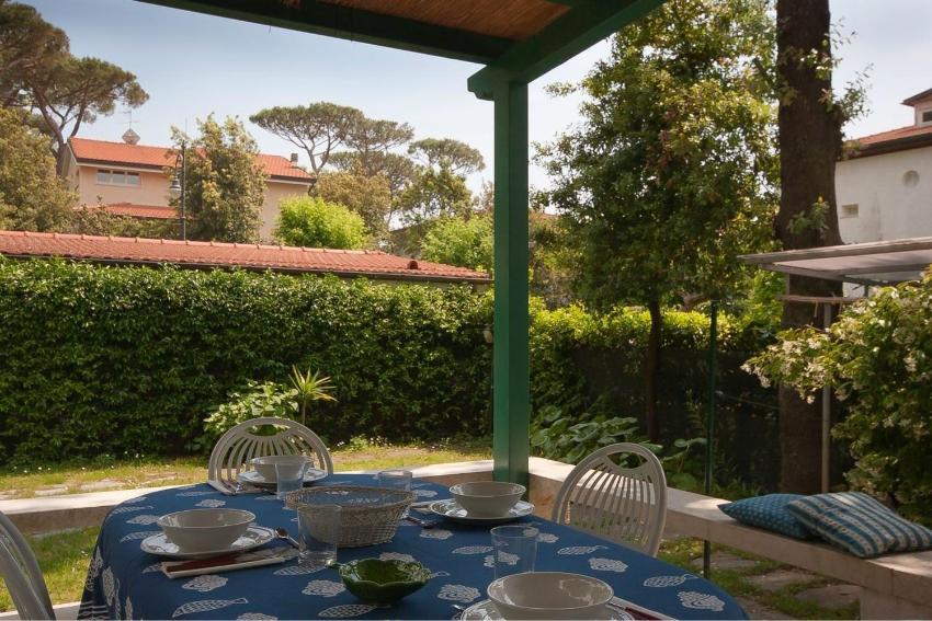 House in Marina di Pietrasanta with large garden 300 meters from the sea