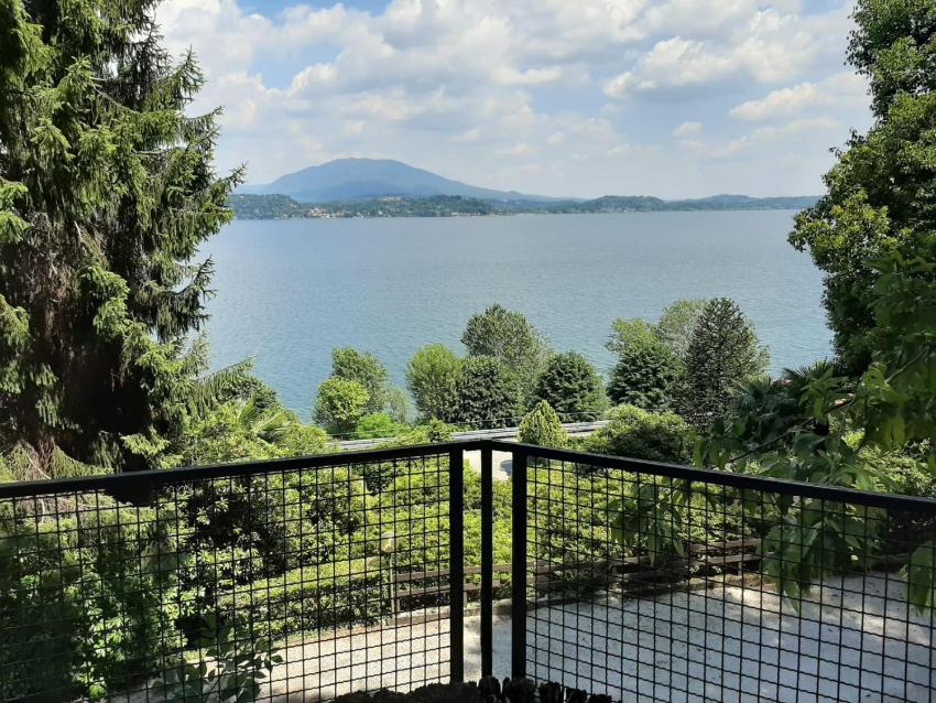 Appartamento GIOIOSA 1 con ampio terrazzo e vista Lago