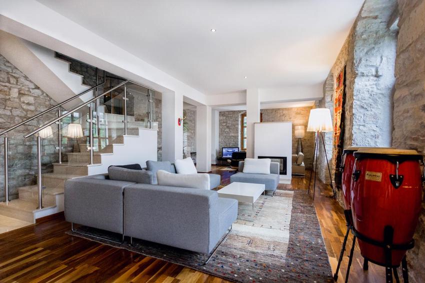 Villa del Mar, luxury pool villa, directly at sea, garden, BBQ, privacy, mooring