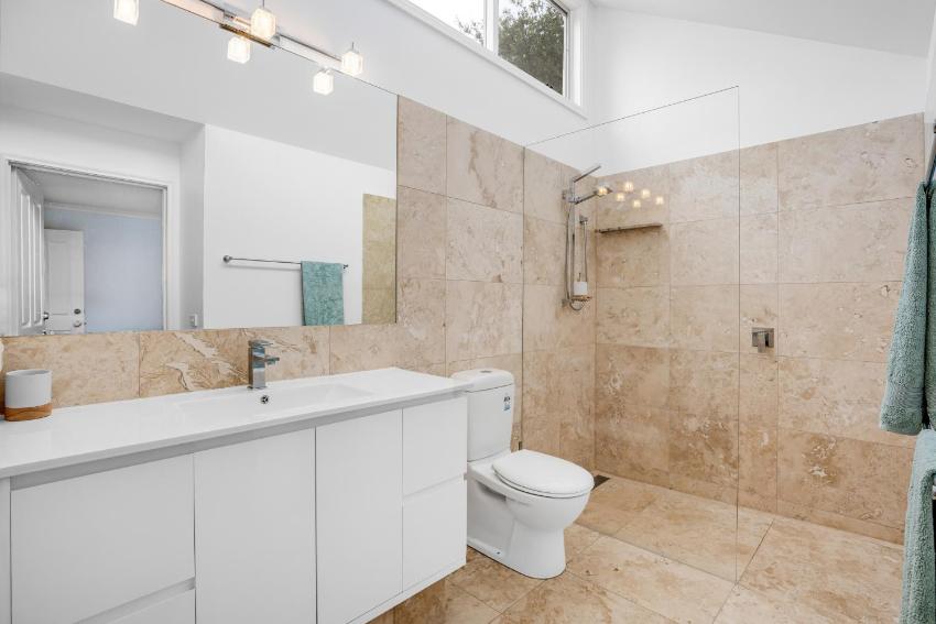 SeaSide Serenity: tennis court & back beach