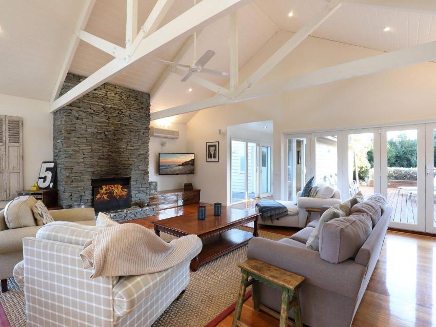 The Beach House - Quintessential Holiday House with open fireplace!