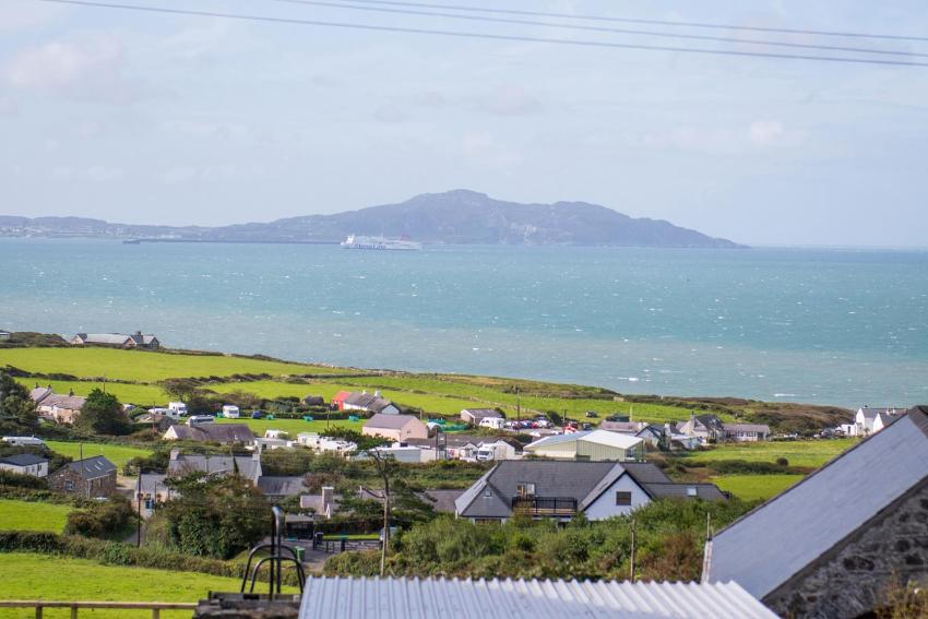 Abersant House - Sleeps 6 with Hot Tub