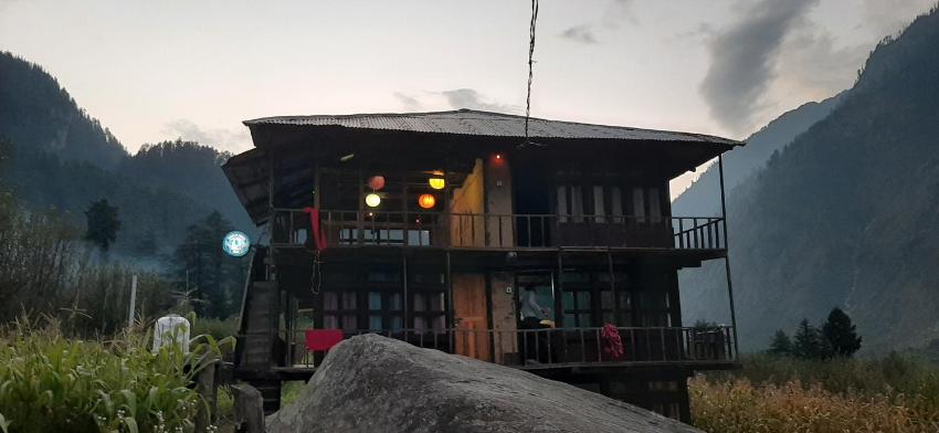 YOLO Backpackers - Pulga