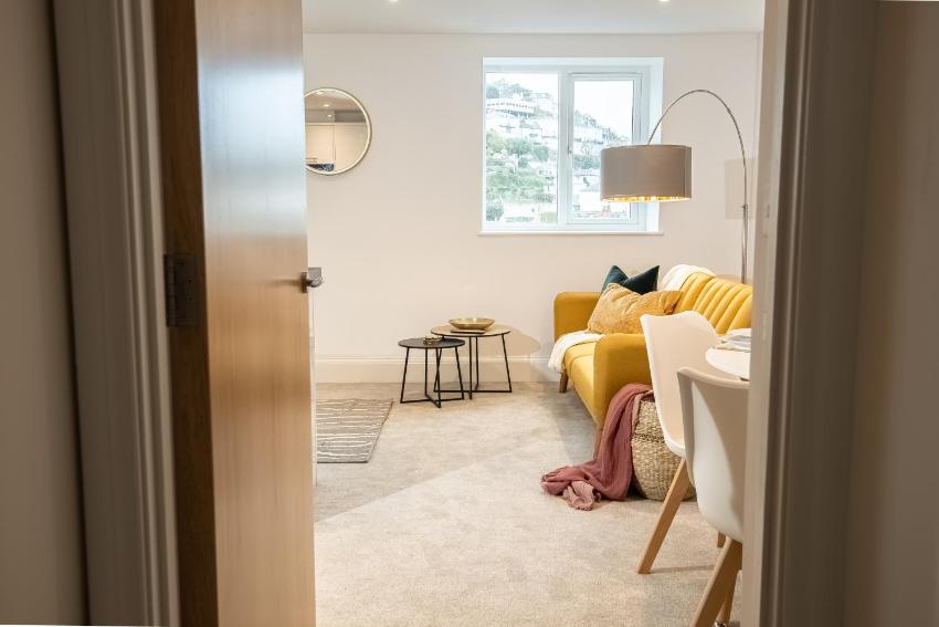 Luxe Torquay Central Apartments Overlooking Harbour Near Babbacoombe & Beach