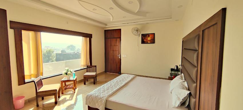 Four Seasons Hotel and Restaurant