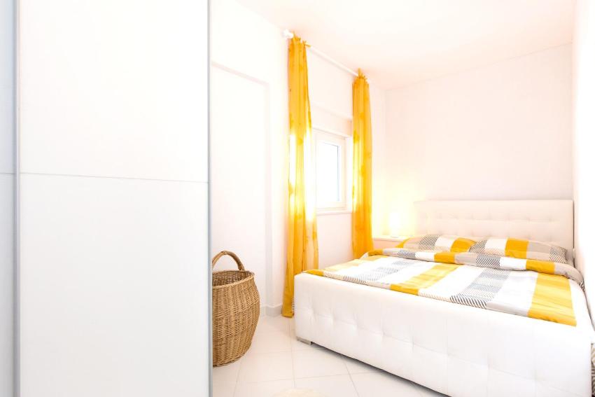 One bedroom house at Skrpcici 500 m away from the beach with enclosed garden and wifi