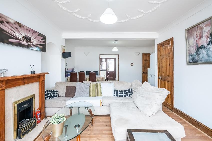 Dagenham Self Catering 4BedHouse sleeps up to 8 with Free Wifi and Free Parking