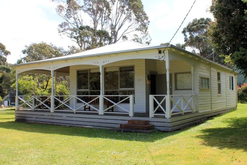 The Waratah Bay Beach House, 25 Waratah Avenue - 3 Bedroom, 1 Bathroom, sleeps 6