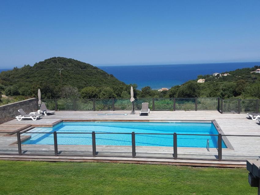 Welcoming villa with shared pool close to Saint-Florent