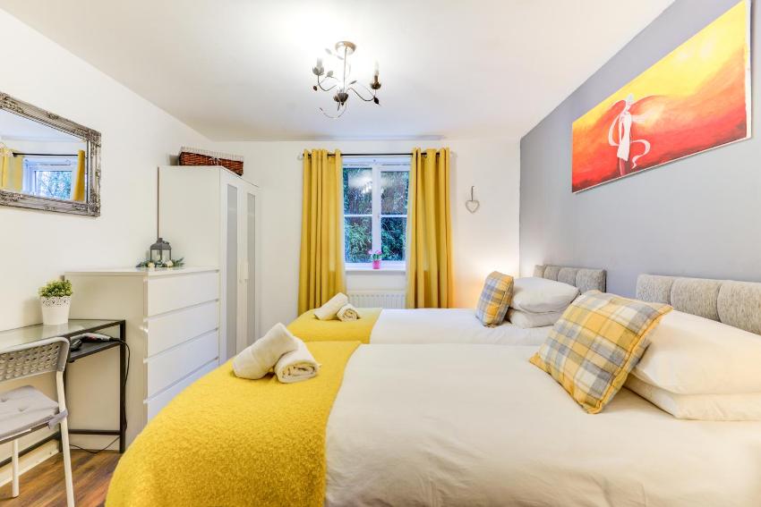 Comfortable GF Apartment sleeps up to 4 for contractors with private parking by Sussex Short Lets