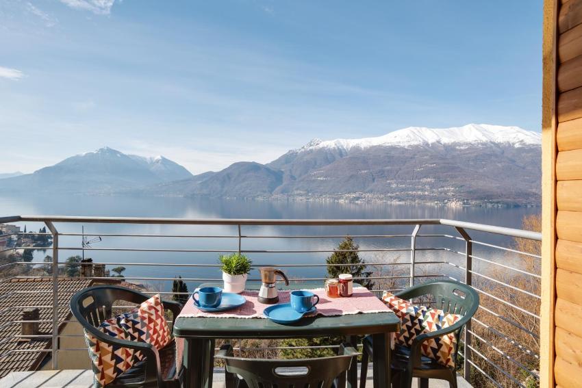 Bright Apartment with Balcony, Lake View & Shared Garden!