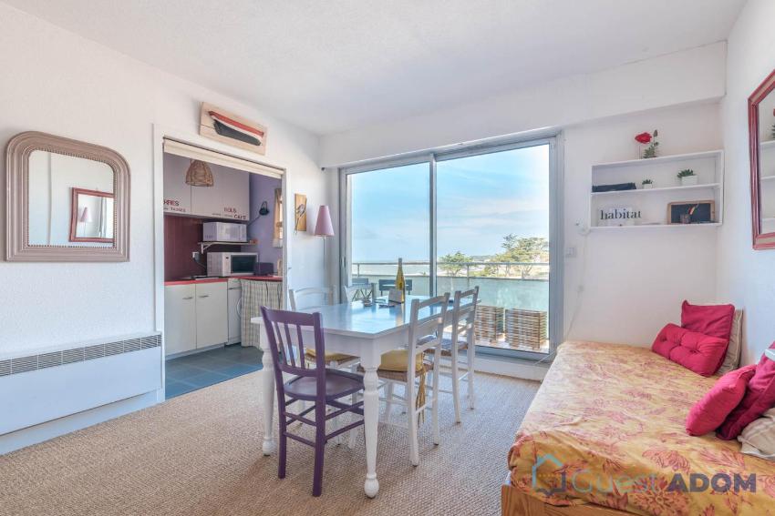 Studio les pieds dans l'eau bord de mer