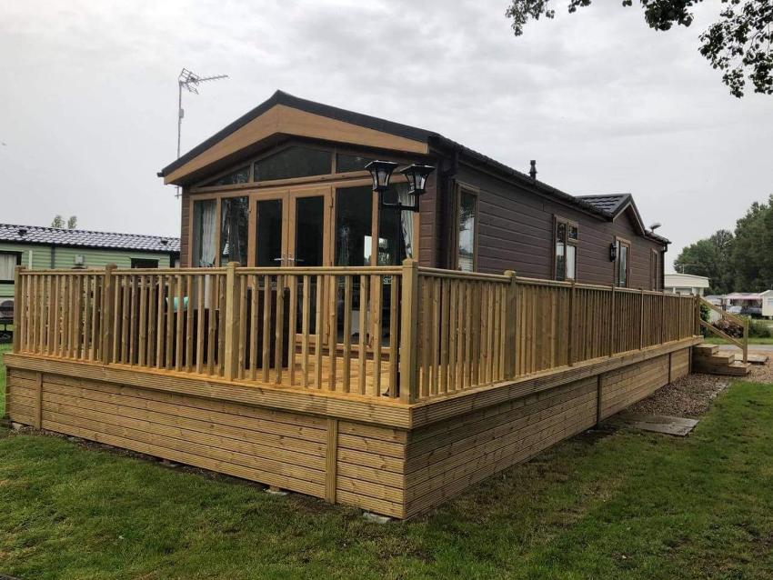 Beautiful and Tranquil Lakeside Lodge - Sleeps 4