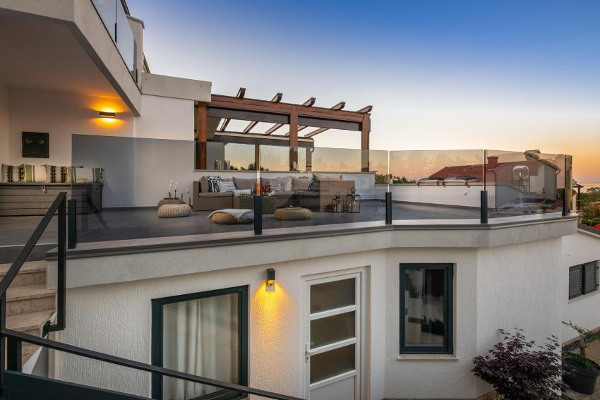 Sea view modern spacious lounge house