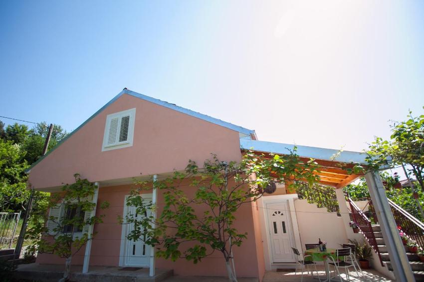 House with large garden right next to the river