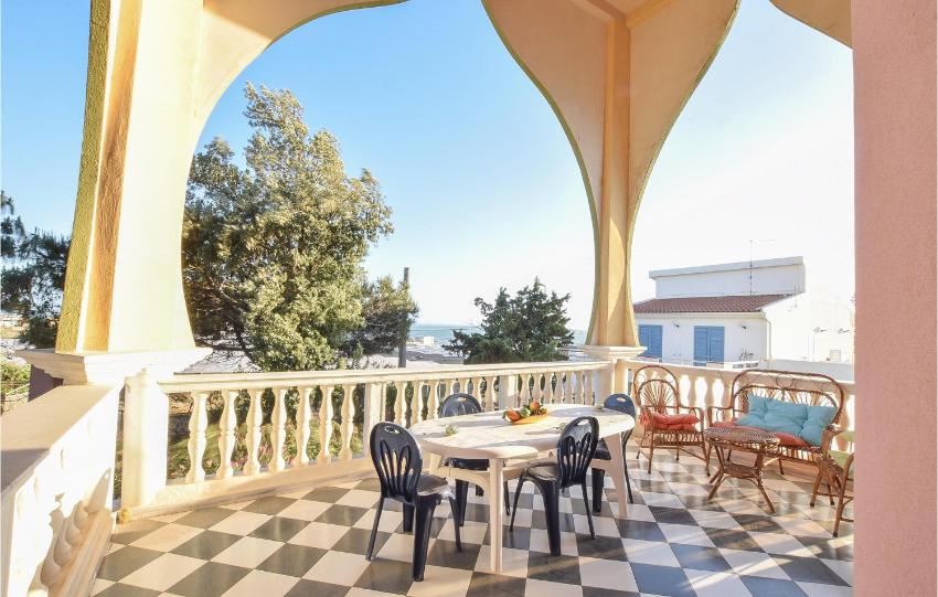 Stunning apartment in Scoglitti with 3 Bedrooms and WiFi