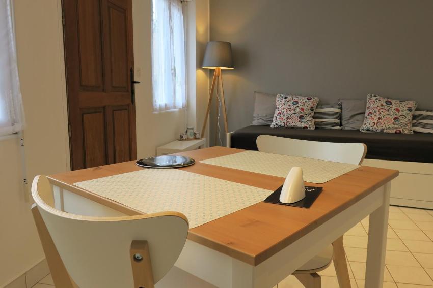 Studio rénové au centre de TREGASTEL à 150m de la plage du Coz-Pors - Ref 480