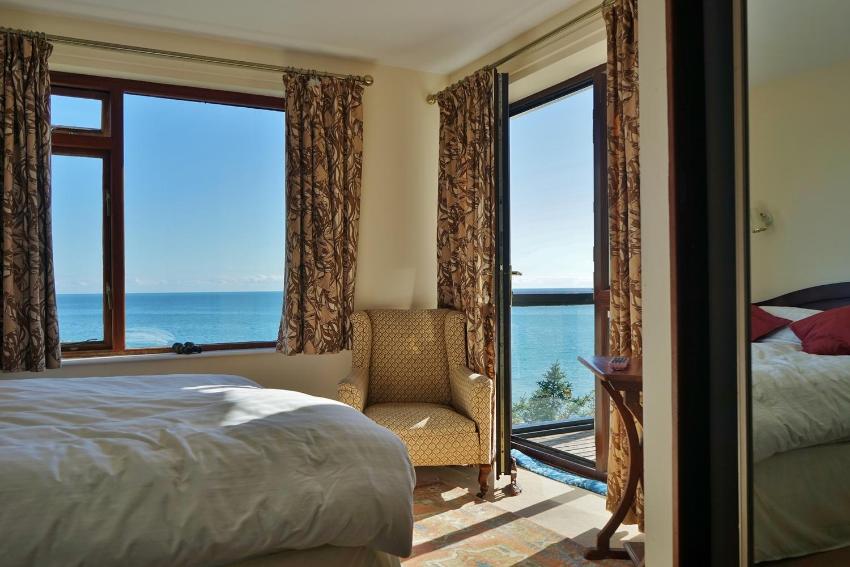 The Cottage - Sea Views, Direct Access to Beach, Pet Friendly