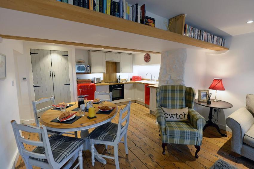 The Cwtch - Luxury Cottage, Sea Views, Pet Friendly