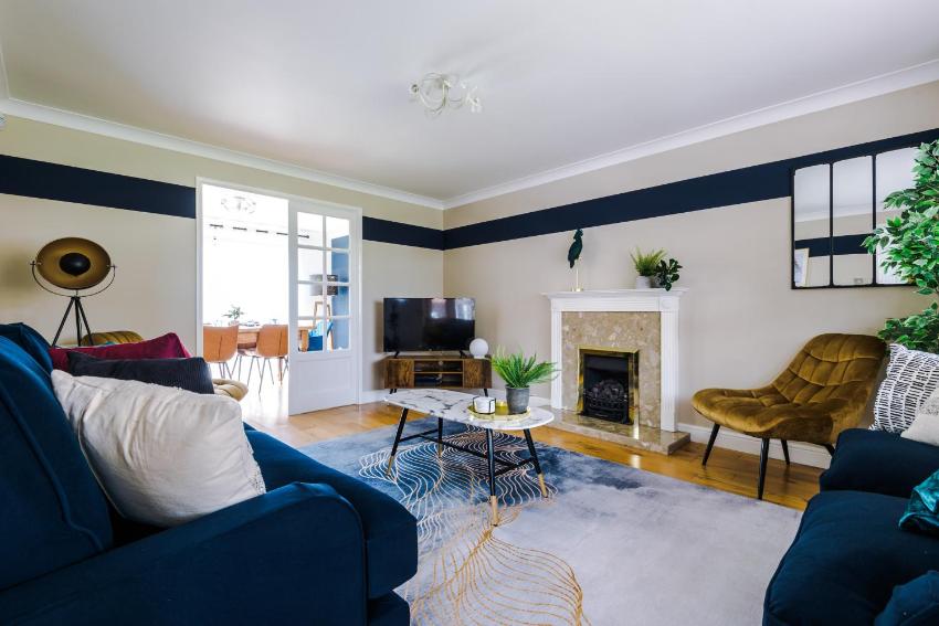 Contractors in nuneaton-6 bedroom house, parks 3