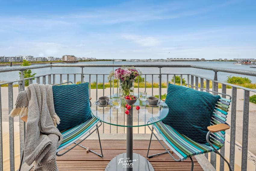 LangeBank mit Hafenblick