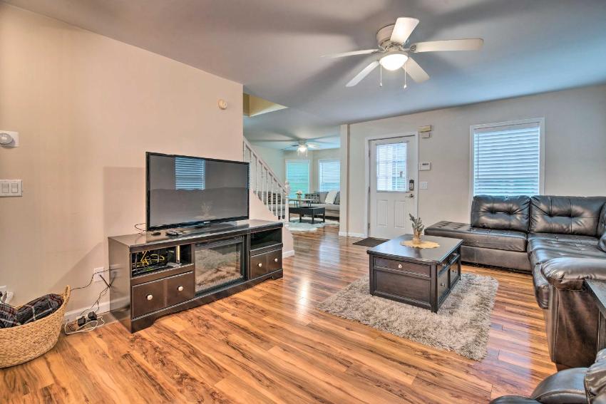 Pet-Friendly Tobyhanna Home with Fire Pit and Deck!