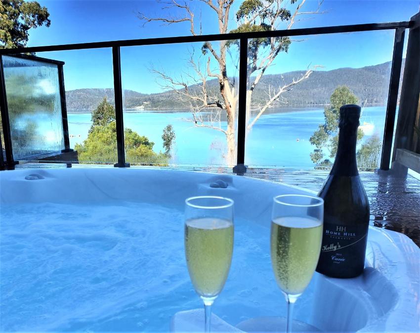 The Beach House- private jacuzzi and wood fire!