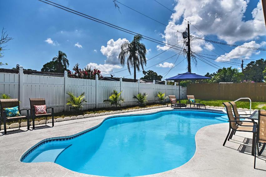 Bright Largo Home with Pool about 7 Mi to Beaches!