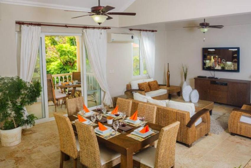 Luxury Apartment, ocean views and beach access