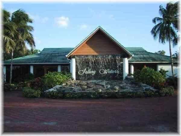 Falling Waters Newest Luxury 2 Br - Modern, elegant, extras included Oct/Nov Avl