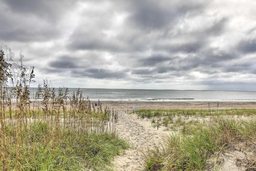 Pet-Friendly Townhome, 2 Blocks to Atlantic Beach!