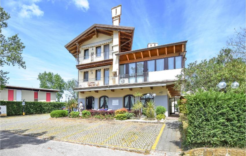 Amazing apartment in Albarella with