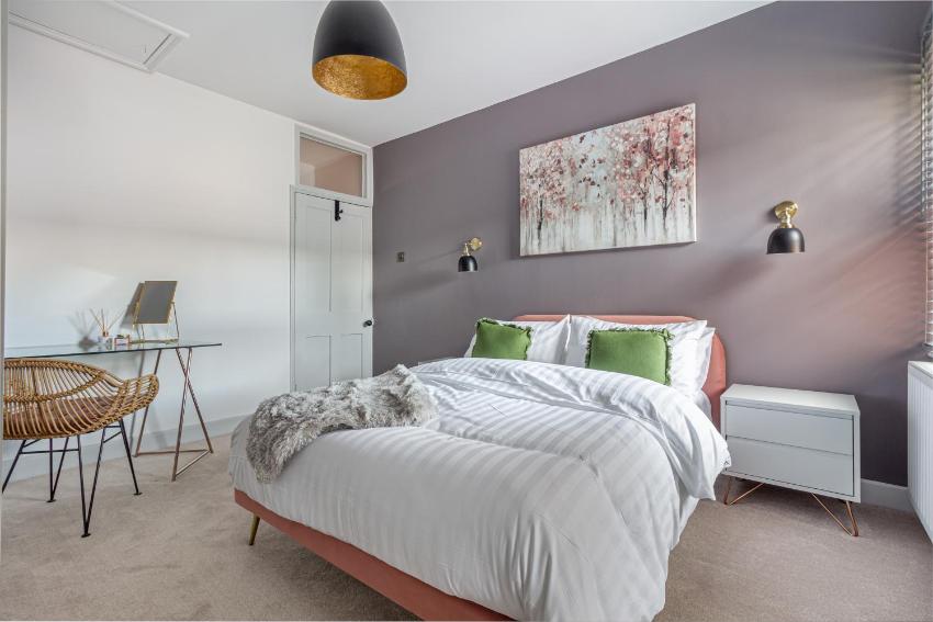 2 Bedroom House- Hereford City Centre with Parking