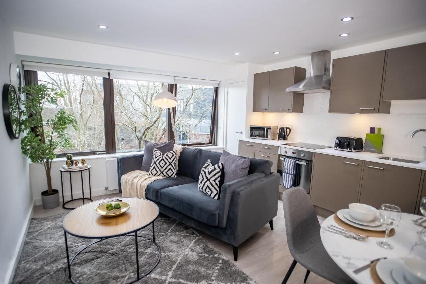 Book Today - Perfect For Families, Business & Relocation - Pembroke House Apartments Exeter- Free Parking