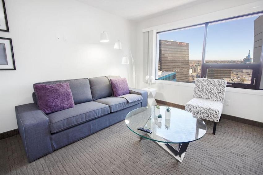 Modern Downtown One-Bedroom Suite with Parking