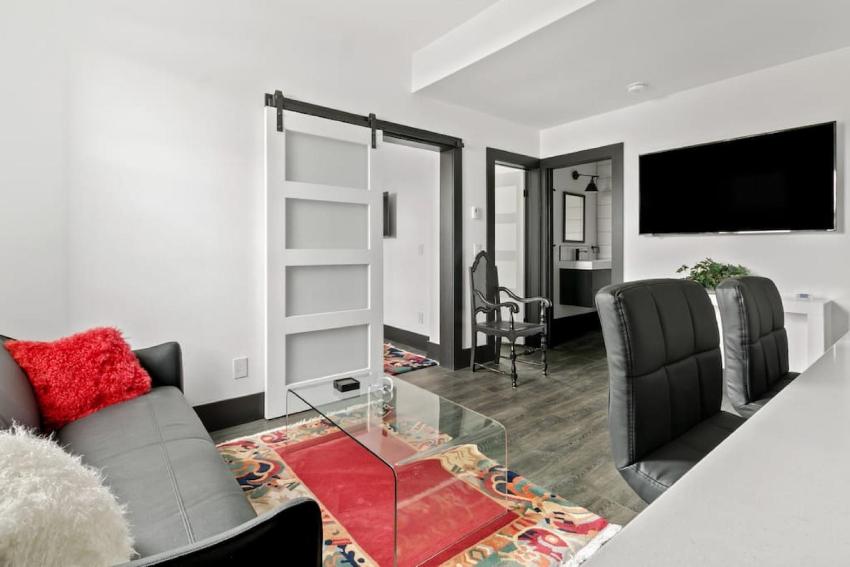 Secluded Simcoe St Treasure