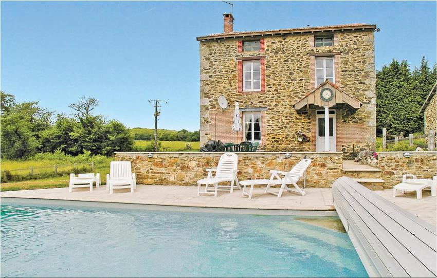Beautiful home in St, Leonard de Noblat with 3 Bedrooms, Outdoor swimming pool and Heated swimming pool