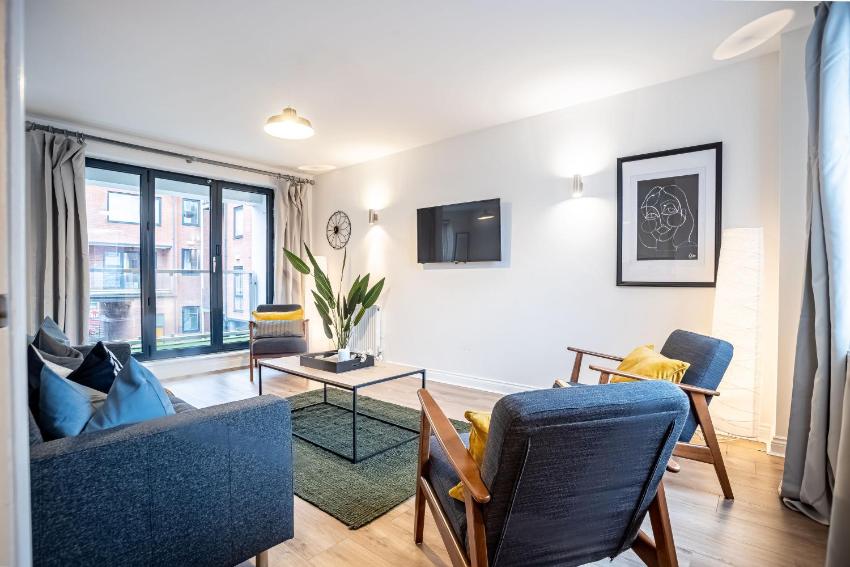 4 Bedroom Modern Home W/ Balcony & Free Parking