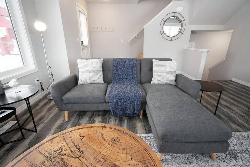 Cheerful 4 bedroom Townhouse with Parking & WiFi!