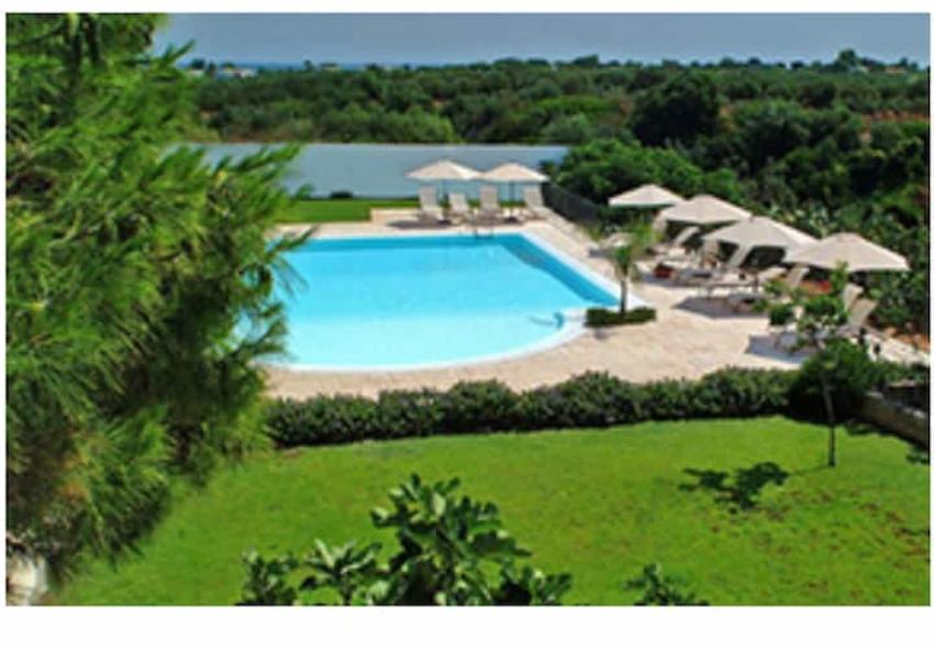 Room in BB - Spacious triple room in ancient Masseria near the sea in a quiet olive trees