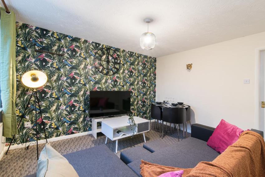 Coventry- Perchfoot 3 Bedroom Contractor and Pet-Friendly Spacious House